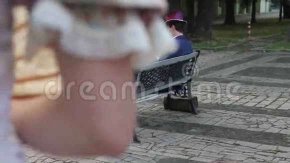 陌生人的女人坐在长凳上对男人说视频的预览图