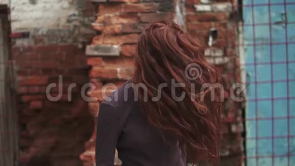 红发女孩正对着镜头令人印象深刻头发在风中飘扬漂亮的小姑娘长着雀斑视频的预览图