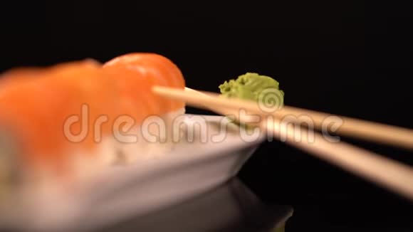 新鲜的三文鱼寿司卷和芥末视频的预览图