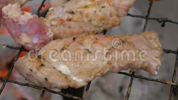 在烧烤炭烤架上将自制的肉排肉放在热盘上视频的预览图