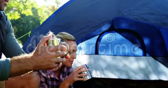 一家人在帐篷外面喝咖啡视频的预览图