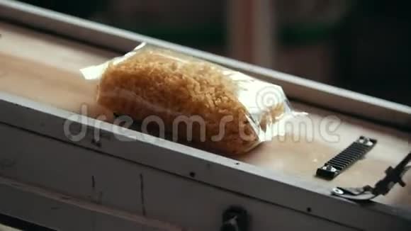 食品厂带有塑料包装的通心粉输送机视频的预览图
