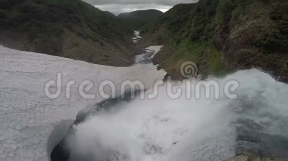 高高的瀑布落在雪球里视频的预览图