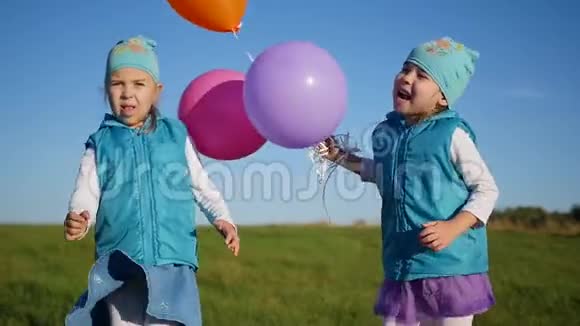 快乐的孩子们在公园里跳着笑着笑着户外乐趣视频的预览图