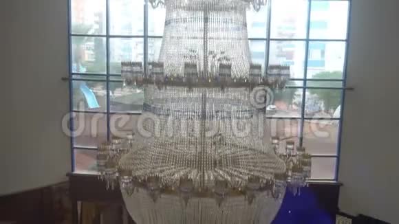 酒店内有一个巨大的水晶吊灯从电梯可以看到视频的预览图