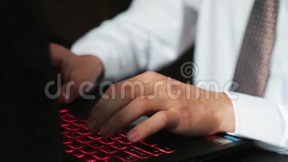 在笔记本电脑上关闭男性手型在办公室工作的商人慢动作3840x2160视频的预览图