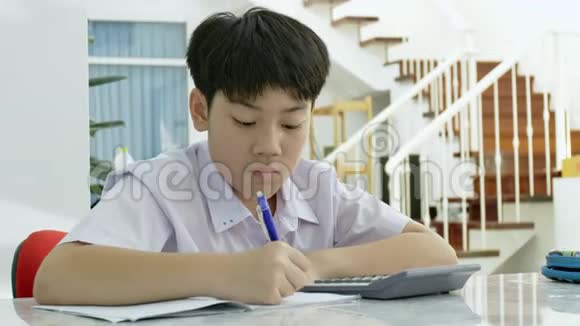 亚洲儿童在白桌上做作业的慢动作视频的预览图