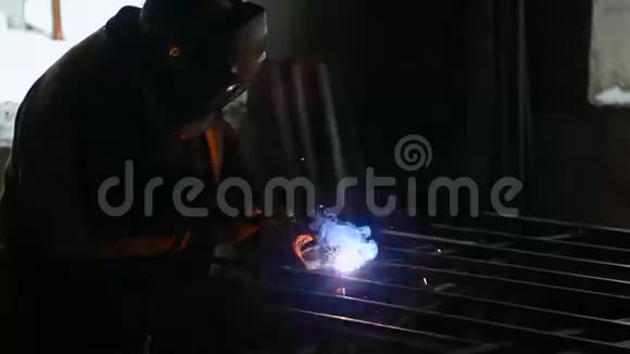 一名焊工在冬天焊接视频的预览图