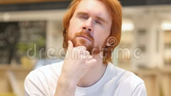 咖啡馆红头发胡子男的思想画像头脑风暴视频的预览图