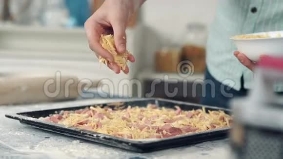 厨师用手撒上芝士披萨视频的预览图