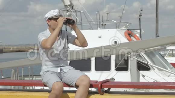 水手从望远镜里看视频的预览图