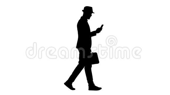 闲杂人在电话里发短信和走路视频的预览图