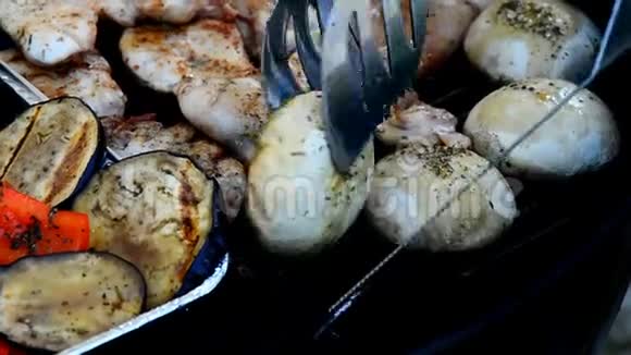 成年蕨类植物蘑菇头盖烧烤视频的预览图