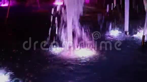 色彩斑斓的音乐喷泉在夜晚闪烁着不同的色彩视频的预览图