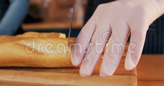 服务员切面包视频的预览图