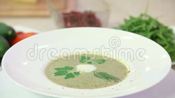 蘑菇奶油汤在f碗里视频的预览图