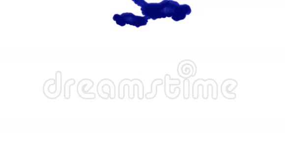 一股孤立的蓝色墨水注入蓝色水粉溶解在水中以缓慢的运动射击使用inky背景视频的预览图
