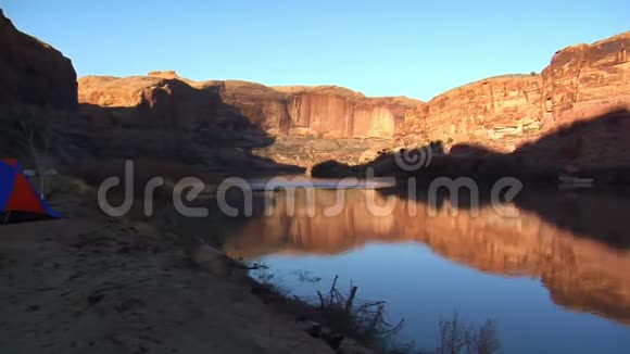 日落时的营地和科罗拉多河红岩悬崖视频的预览图