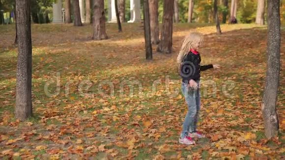 女孩在公园里跑步和玩耍视频的预览图