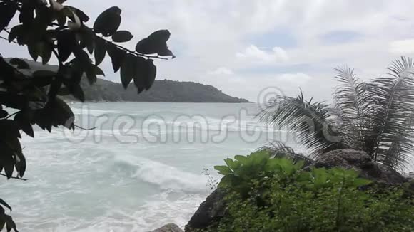 海景热带海滩和山脉视频的预览图