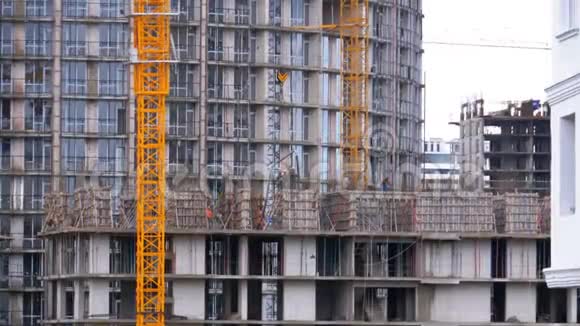 建设摩天大楼和建筑施工现场在建建筑视频的预览图