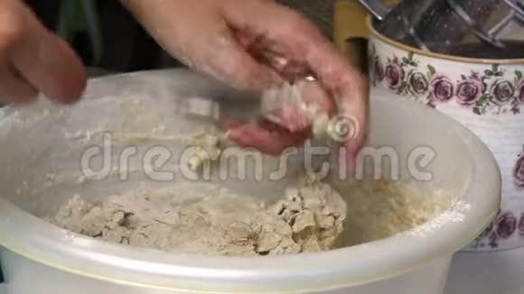 女人把面团揉在盆里用来烤面包视频的预览图
