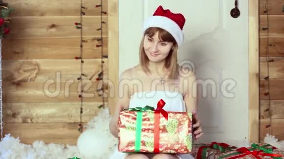 看上去像圣诞礼物的女孩视频的预览图