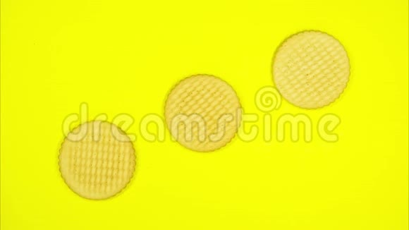 停止在黄色背景下吃饼干的动作录像录像停止运动饼干吃饼干饼干视频的预览图