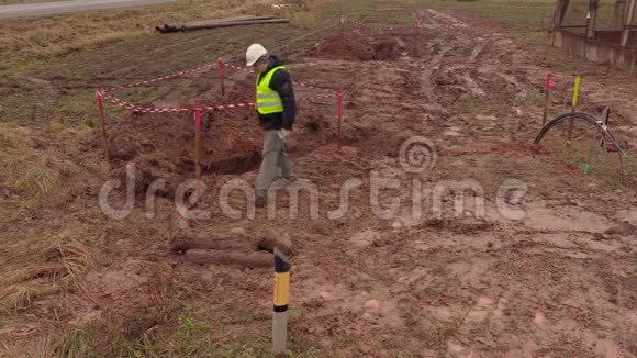 电工检查开挖坑内的电缆视频的预览图