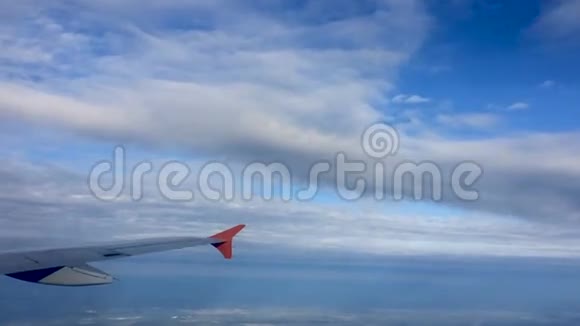 从云层上的飞机上观看视频的预览图