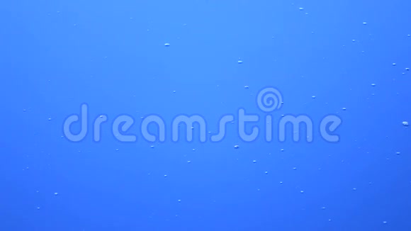 带有气泡的抽象蓝水视频的预览图