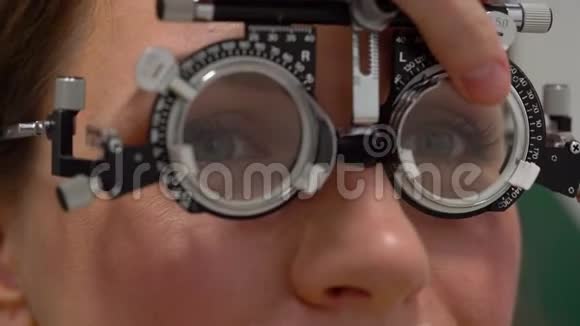 在眼科医生招待会上的女人眼睛检查和眼镜镜片的选择视频的预览图