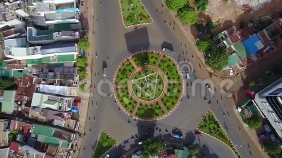 圆形道路的俯视图位于越南视频的预览图