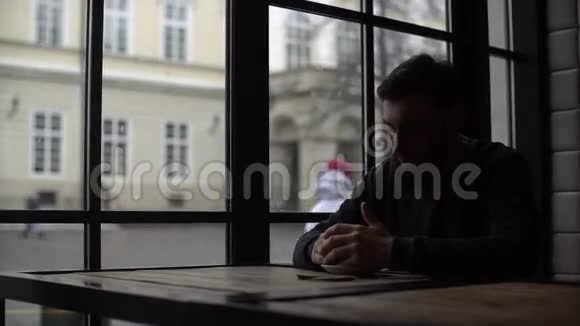 布鲁内特曼看着窗外的咖啡馆视频的预览图