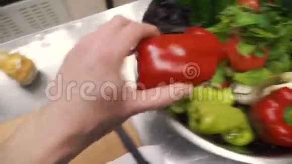 在厨房里用手烹调蔬菜沙拉的特写镜头放在桌子上削减健康膳食与素食理念视频的预览图