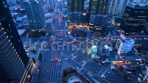 韩国首尔的汽车和公共汽车在夜间行驶视频的预览图