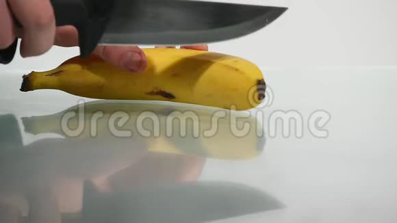 男人用大刀切香蕉视频的预览图
