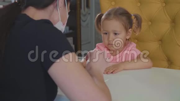 美容师在美容院为小女孩修指甲视频的预览图