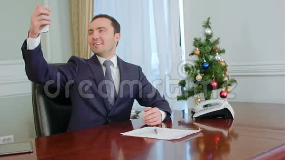 老板笑着带着新年树的滑稽自拍视频的预览图