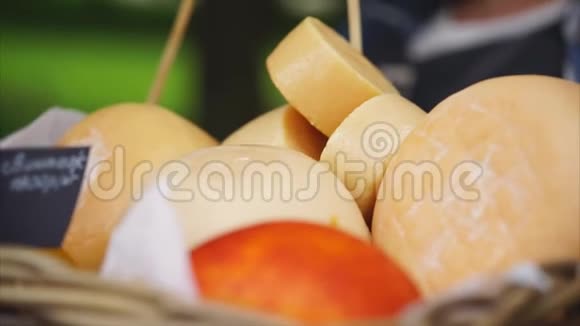 不同新鲜自制奶酪头堆在篮子里视频的预览图