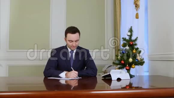 总统在办公室的办公桌前签署文件视频的预览图