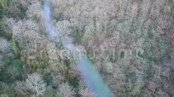 寒秋山水林田带急山河剪辑多山的河景视频的预览图