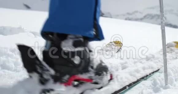 雪景上的靴子细节登山滑雪活动高山滑雪者冬季运动视频的预览图