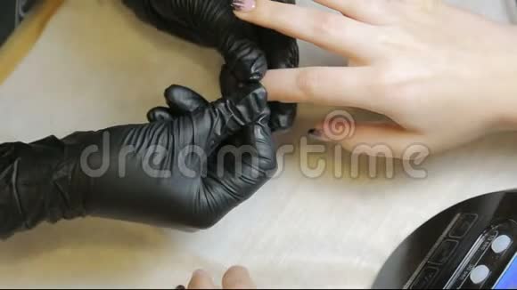 黑手套美甲大师为美容院的女人画美甲上景视频的预览图