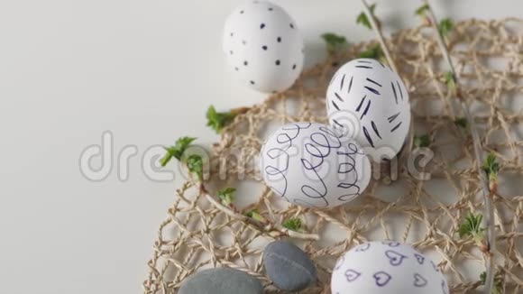 带花的白色背景的复活节彩蛋复活节装饰白色鸡蛋黑色图案美丽的复活节装饰视频的预览图
