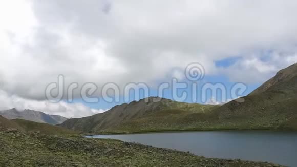 俄罗斯高加索的多拜国家公园山区的时光流逝湖景视频的预览图