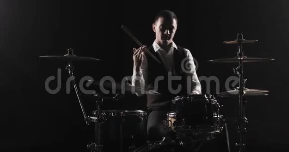 鼓手演奏鼓包鼓手手轴与鼓棒在岩石上关闭鼓手演奏鼓板视频的预览图