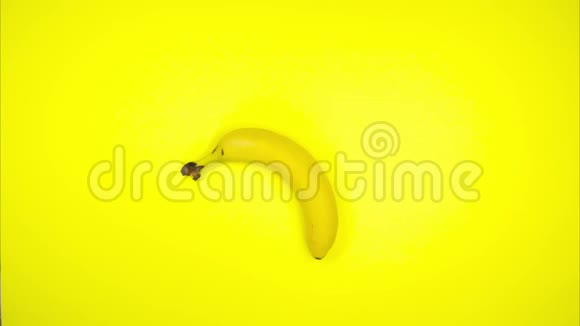 停止香蕉在黄色背景上的运动香蕉运动健康食品理念动画循环电影与移动香蕉耦合视频的预览图