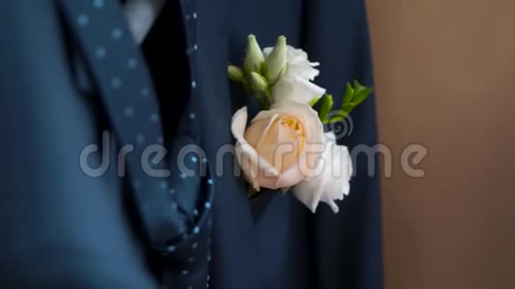 婚礼当天新郎夹克口袋里的布托尼埃剪辑他夹克口袋里的玫瑰视频的预览图