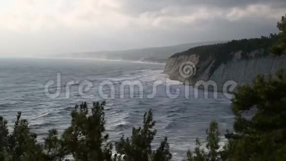 海浪拍打着岩石海岸视频的预览图